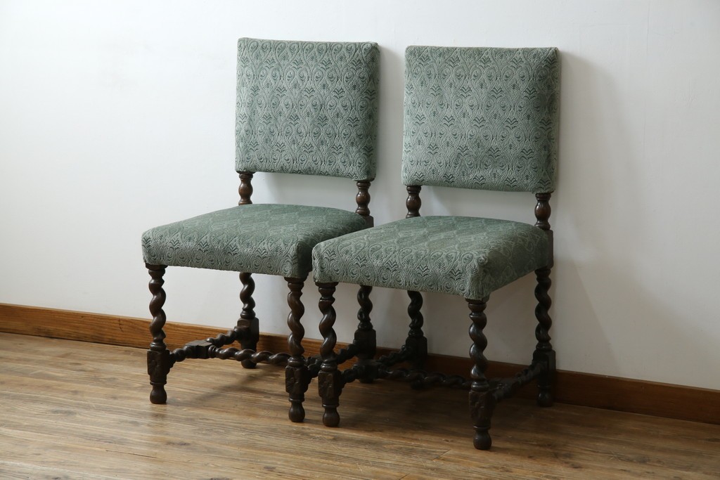 イギリスアンティーク　オーク材　脚の凝ったつくりが目を引くツイストレッグチェア2脚セット　(R-052442)