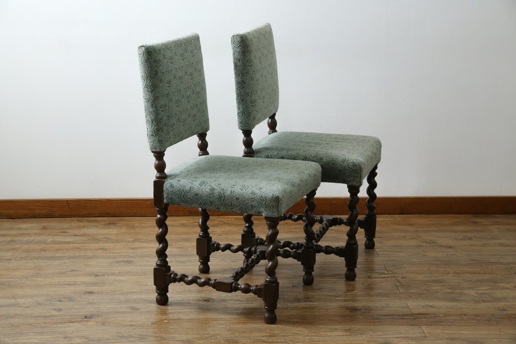 イギリスアンティーク　オーク材　脚の凝ったつくりが目を引くツイストレッグチェア2脚セット　(R-052442)