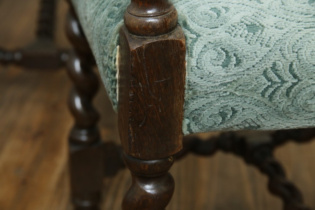 イギリスアンティーク　オーク材　脚の凝ったつくりが目を引くツイストレッグチェア2脚セット　(R-052442)