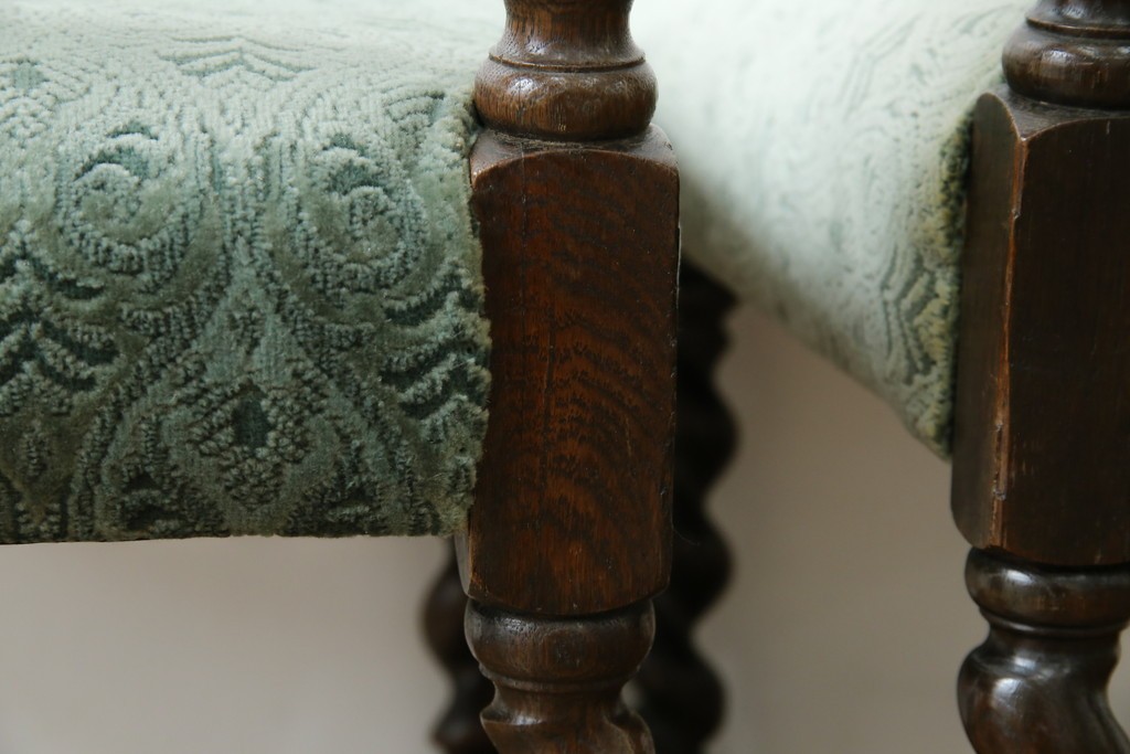 イギリスアンティーク　オーク材　脚の凝ったつくりが目を引くツイストレッグチェア2脚セット　(R-052442)