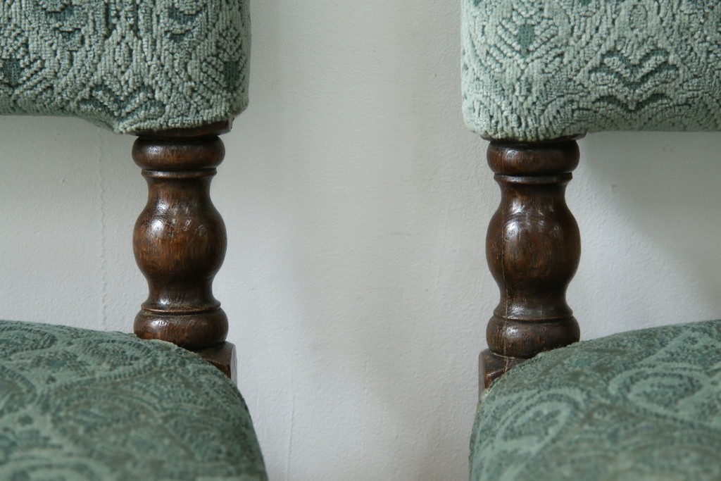 イギリスアンティーク　オーク材　脚の凝ったつくりが目を引くツイストレッグチェア2脚セット　(R-052442)