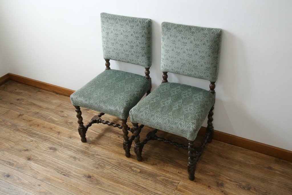 イギリスアンティーク　オーク材　脚の凝ったつくりが目を引くツイストレッグチェア2脚セット　(R-052442)