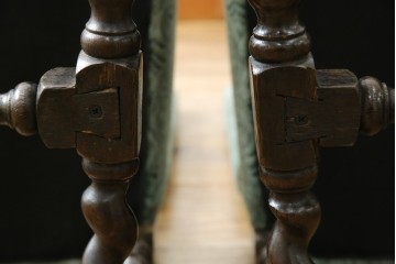 イギリスアンティーク　オーク材　脚の凝ったつくりが目を引くツイストレッグチェア2脚セット　(R-052442)