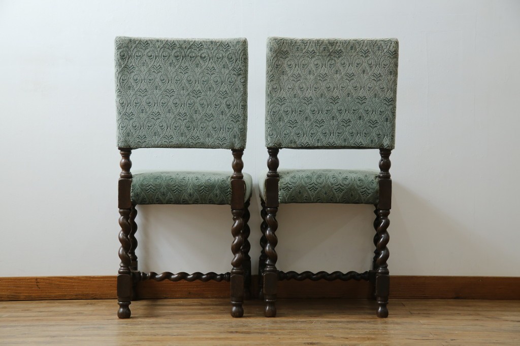 イギリスアンティーク　オーク材　脚の凝ったつくりが目を引くツイストレッグチェア2脚セット　(R-052442)