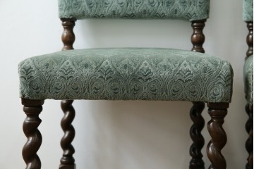 イギリスアンティーク　オーク材　脚の凝ったつくりが目を引くツイストレッグチェア2脚セット　(R-052442)