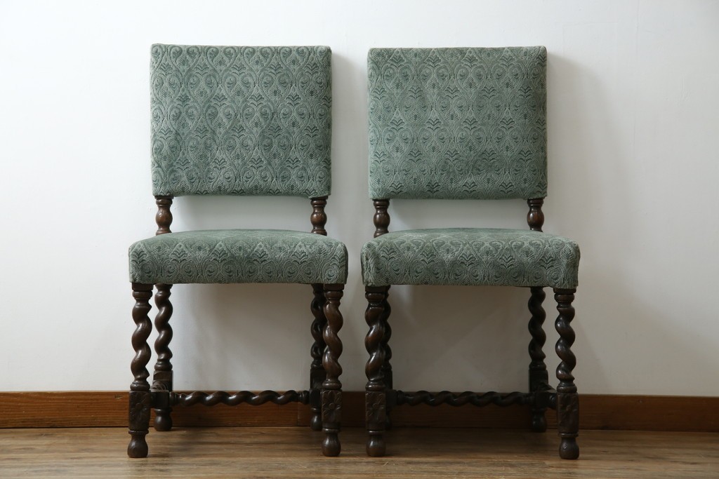 イギリスアンティーク　オーク材　脚の凝ったつくりが目を引くツイストレッグチェア2脚セット　(R-052442)