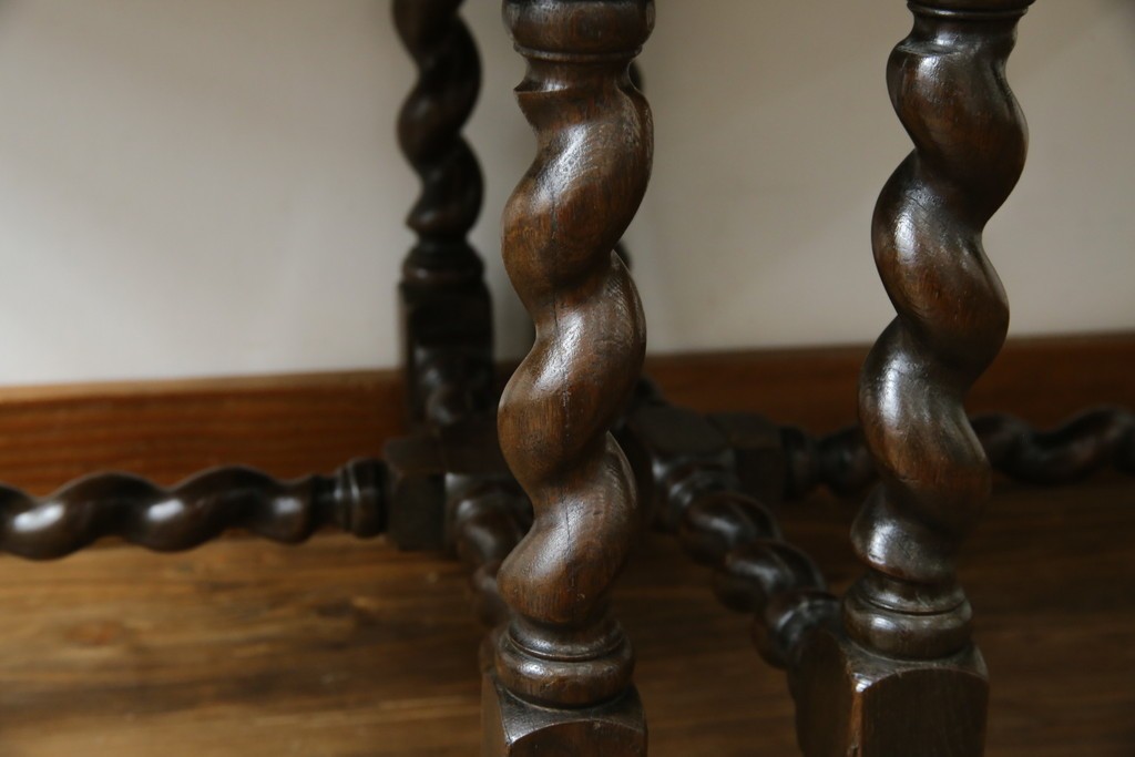 イギリスアンティーク　オーク材　脚の凝ったつくりが目を引くツイストレッグチェア2脚セット　(R-052442)