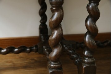 イギリスアンティーク　オーク材　脚の凝ったつくりが目を引くツイストレッグチェア2脚セット　(R-052442)