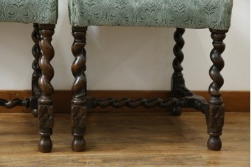 イギリスアンティーク　オーク材　脚の凝ったつくりが目を引くツイストレッグチェア2脚セット　(R-052442)