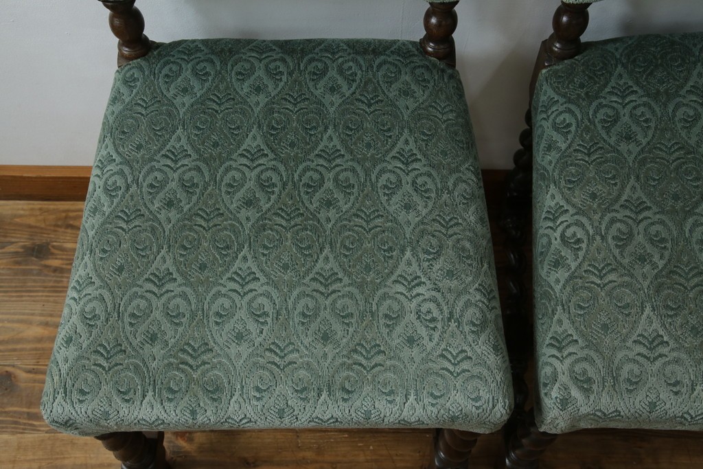 イギリスアンティーク　オーク材　脚の凝ったつくりが目を引くツイストレッグチェア2脚セット　(R-052442)