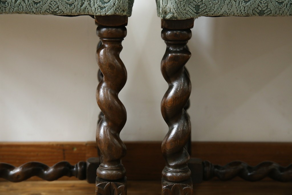 イギリスアンティーク　オーク材　脚の凝ったつくりが目を引くツイストレッグチェア2脚セット　(R-052442)