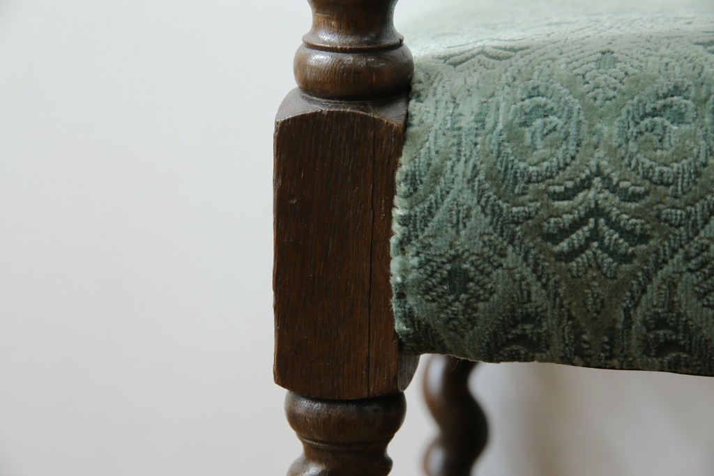 イギリスアンティーク　オーク材　脚の凝ったつくりが目を引くツイストレッグチェア2脚セット　(R-052442)