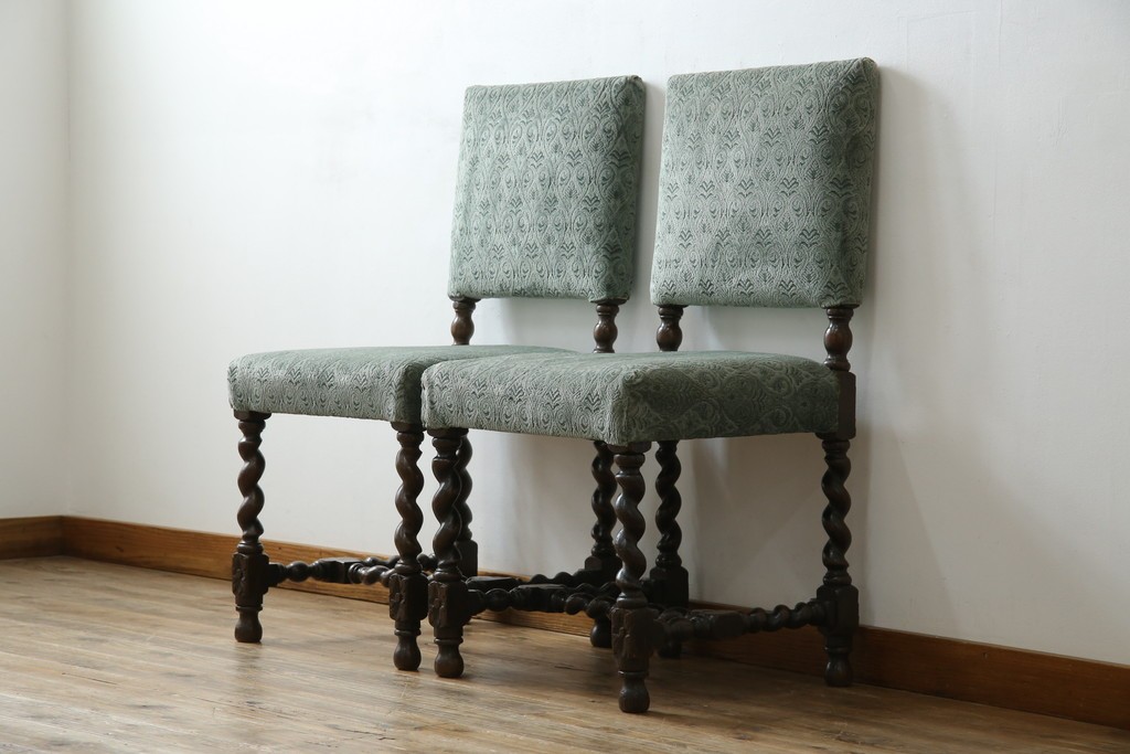 イギリスアンティーク　オーク材　脚の凝ったつくりが目を引くツイストレッグチェア2脚セット　(R-052442)