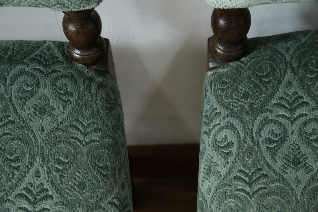 イギリスアンティーク　オーク材　脚の凝ったつくりが目を引くツイストレッグチェア2脚セット　(R-052442)