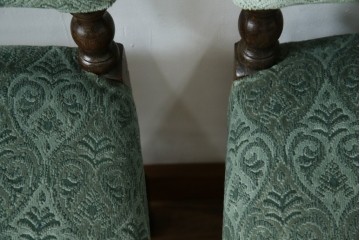 イギリスアンティーク　オーク材　脚の凝ったつくりが目を引くツイストレッグチェア2脚セット　(R-052442)