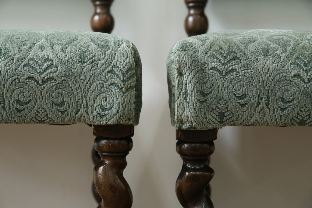 イギリスアンティーク　オーク材　脚の凝ったつくりが目を引くツイストレッグチェア2脚セット　(R-052442)