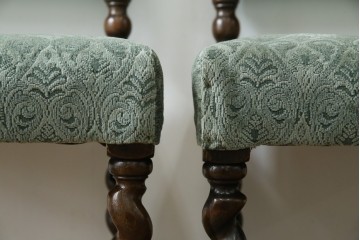 イギリスアンティーク　オーク材　脚の凝ったつくりが目を引くツイストレッグチェア2脚セット　(R-052442)