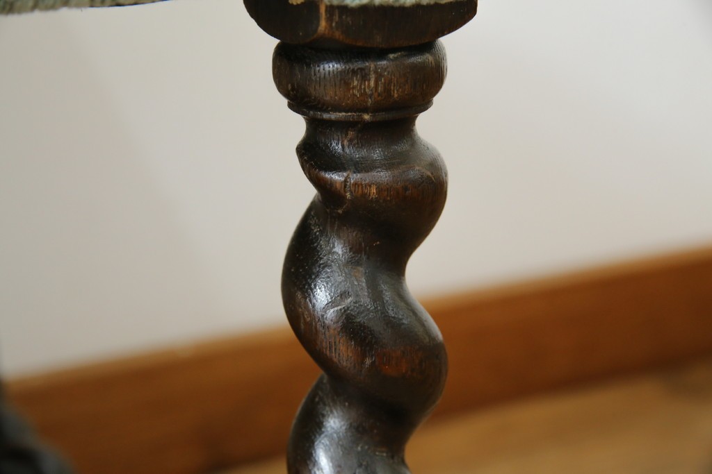 イギリスアンティーク　オーク材　脚の凝ったつくりが目を引くツイストレッグチェア2脚セット　(R-052442)