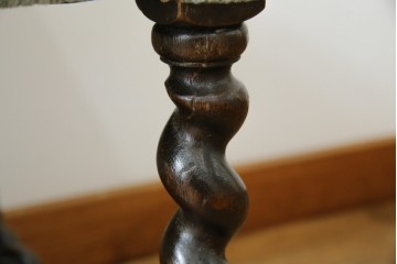 イギリスアンティーク　オーク材　脚の凝ったつくりが目を引くツイストレッグチェア2脚セット　(R-052442)