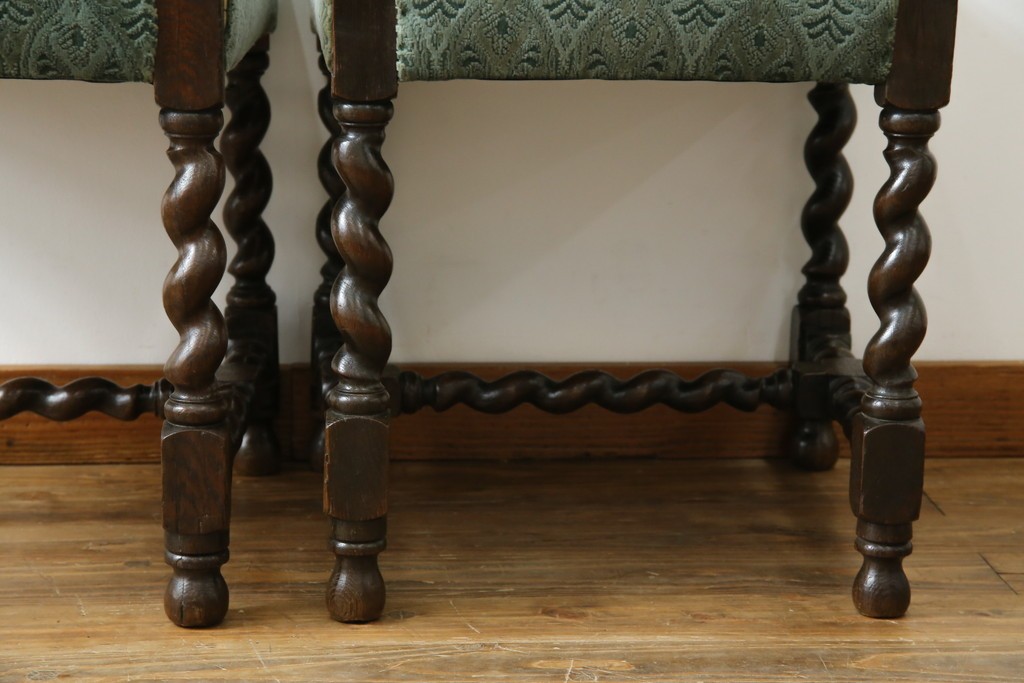 イギリスアンティーク　オーク材　脚の凝ったつくりが目を引くツイストレッグチェア2脚セット　(R-052442)