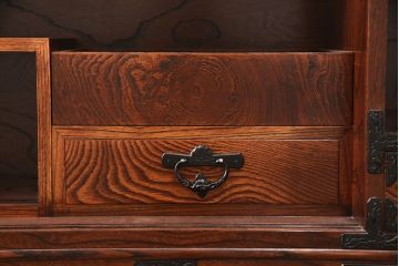 中古　美品　伝統民芸　岩谷堂箪笥　菊幸　欅の杢目と金具が迫力のある61間茶棚(茶箪笥、収納棚、食器棚、引き出し)(定価約146万円)(R-052443)