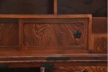 中古　美品　伝統民芸　岩谷堂箪笥　菊幸　欅の杢目と金具が迫力のある61間茶棚(茶箪笥、収納棚、食器棚、引き出し)(定価約146万円)(R-052443)