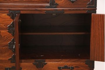 中古　美品　伝統民芸　岩谷堂箪笥　菊幸　欅の杢目と金具が迫力のある61間茶棚(茶箪笥、収納棚、食器棚、引き出し)(定価約146万円)(R-052443)