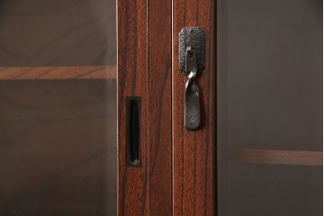 中古　美品　伝統民芸　岩谷堂箪笥　菊幸　欅の杢目と金具が迫力のある61間茶棚(茶箪笥、収納棚、食器棚、引き出し)(定価約146万円)(R-052443)