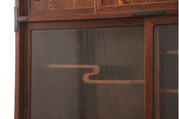 中古　美品　伝統民芸　岩谷堂箪笥　菊幸　欅の杢目と金具が迫力のある61間茶棚(茶箪笥、収納棚、食器棚、引き出し)(定価約146万円)(R-052443)