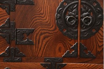 中古　美品　伝統民芸　岩谷堂箪笥　菊幸　欅の杢目と金具が迫力のある61間茶棚(茶箪笥、収納棚、食器棚、引き出し)(定価約146万円)(R-052443)