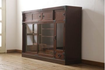 中古　美品　岩谷堂箪笥　販売:欅産業　製造:菊幸　脚(台輪)付きリメイク　美しい杢目が上品な和の趣を漂わせる収納棚(茶棚、飾り棚、サイドボード)(R-052444)