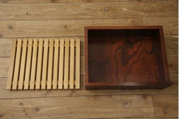 中古　美品　岩谷堂箪笥　販売:欅産業　製造:菊幸　脚(台輪)付きリメイク　美しい杢目が上品な和の趣を漂わせる収納棚(茶棚、飾り棚、サイドボード)(R-052444)