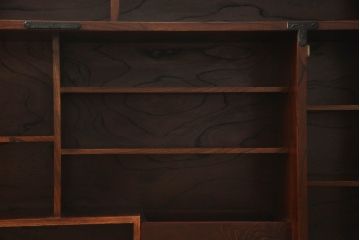 中古　美品　岩谷堂箪笥　販売:欅産業　製造:菊幸　脚(台輪)付きリメイク　美しい杢目が上品な和の趣を漂わせる収納棚(茶棚、飾り棚、サイドボード)(R-052444)