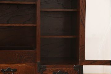 中古　美品　岩谷堂箪笥　販売:欅産業　製造:菊幸　脚(台輪)付きリメイク　美しい杢目が上品な和の趣を漂わせる収納棚(茶棚、飾り棚、サイドボード)(R-052444)