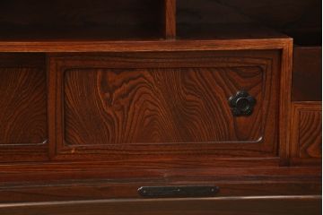 中古　美品　岩谷堂箪笥　販売:欅産業　製造:菊幸　脚(台輪)付きリメイク　美しい杢目が上品な和の趣を漂わせる収納棚(茶棚、飾り棚、サイドボード)(R-052444)