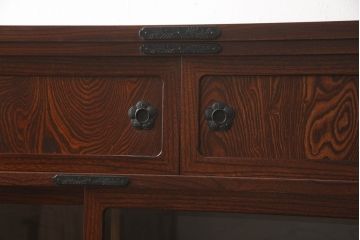 中古　美品　岩谷堂箪笥　販売:欅産業　製造:菊幸　脚(台輪)付きリメイク　美しい杢目が上品な和の趣を漂わせる収納棚(茶棚、飾り棚、サイドボード)(R-052444)