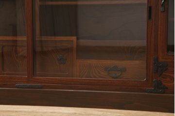 中古　美品　岩谷堂箪笥　販売:欅産業　製造:菊幸　脚(台輪)付きリメイク　美しい杢目が上品な和の趣を漂わせる収納棚(茶棚、飾り棚、サイドボード)(R-052444)