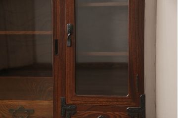 中古　美品　岩谷堂箪笥　販売:欅産業　製造:菊幸　脚(台輪)付きリメイク　美しい杢目が上品な和の趣を漂わせる収納棚(茶棚、飾り棚、サイドボード)(R-052444)