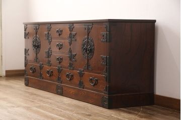 中古　岩谷堂箪笥　菊幸　天板リメイク　和の趣あふれるサイドボード(収納棚、ローチェスト、引き出し、ローボード、リビングボード、テレビ台)(R-052445)