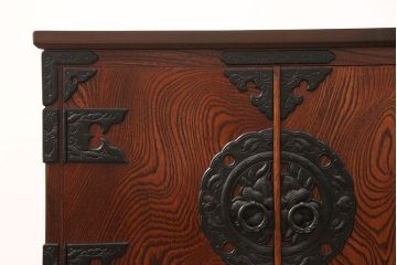 中古　岩谷堂箪笥　菊幸　天板リメイク　和の趣あふれるサイドボード(収納棚、ローチェスト、引き出し、ローボード、リビングボード、テレビ台)(R-052445)