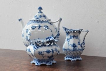 ROYAL COPENHAGEN　ロイヤルコペンハーゲン　ブルーフルーテッド　フルレース　ティーポット・シュガー・クリーマー(洋食器)(定価約19万円)(R-052449)