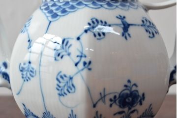 ROYAL COPENHAGEN　ロイヤルコペンハーゲン　ブルーフルーテッド　フルレース　ティーポット・シュガー・クリーマー(洋食器)(定価約19万円)(R-052449)
