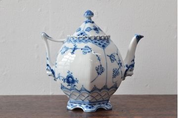 ROYAL COPENHAGEN　ロイヤルコペンハーゲン　ブルーフルーテッド　フルレース　ティーポット・シュガー・クリーマー(洋食器)(定価約19万円)(R-052449)