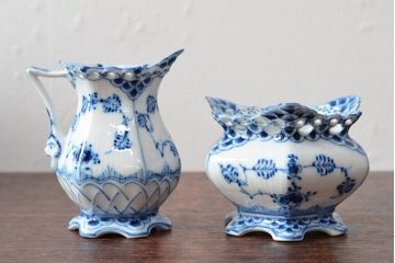 ROYAL COPENHAGEN　ロイヤルコペンハーゲン　ブルーフルーテッド　フルレース　ティーポット・シュガー・クリーマー(洋食器)(定価約19万円)(R-052449)