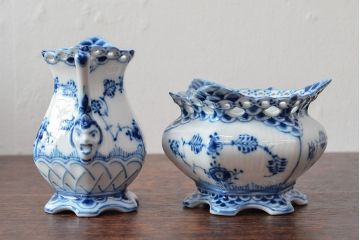 ROYAL COPENHAGEN　ロイヤルコペンハーゲン　ブルーフルーテッド　フルレース　ティーポット・シュガー・クリーマー(洋食器)(定価約19万円)(R-052449)