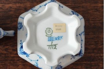 ROYAL COPENHAGEN　ロイヤルコペンハーゲン　ブルーフルーテッド　フルレース　ティーポット・シュガー・クリーマー(洋食器)(定価約19万円)(R-052449)