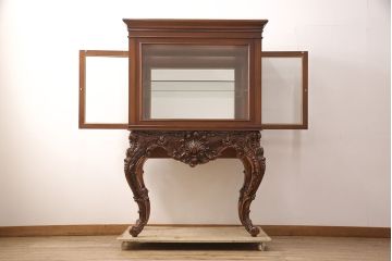 中古　超美品　超高級品　イタリア　Asnaghi Interiors(アスナギインテリア)　ロココ調　脚の凝った装飾が美しいキュリオケース(定価約300万円)(キャビネット、ガラスケース、ショーケース、Gケース)(R-052454)