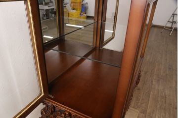 中古　超美品　超高級品　イタリア　Asnaghi Interiors(アスナギインテリア)　ロココ調　脚の凝った装飾が美しいキュリオケース(定価約300万円)(キャビネット、ガラスケース、ショーケース、Gケース)(R-052454)