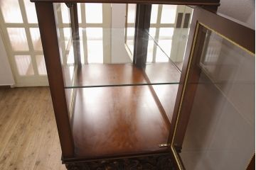 中古　超美品　超高級品　イタリア　Asnaghi Interiors(アスナギインテリア)　ロココ調　脚の凝った装飾が美しいキュリオケース(定価約300万円)(キャビネット、ガラスケース、ショーケース、Gケース)(R-052454)