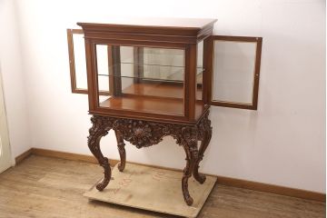 中古　超美品　超高級品　イタリア　Asnaghi Interiors(アスナギインテリア)　ロココ調　脚の凝った装飾が美しいキュリオケース(定価約300万円)(キャビネット、ガラスケース、ショーケース、Gケース)(R-052454)